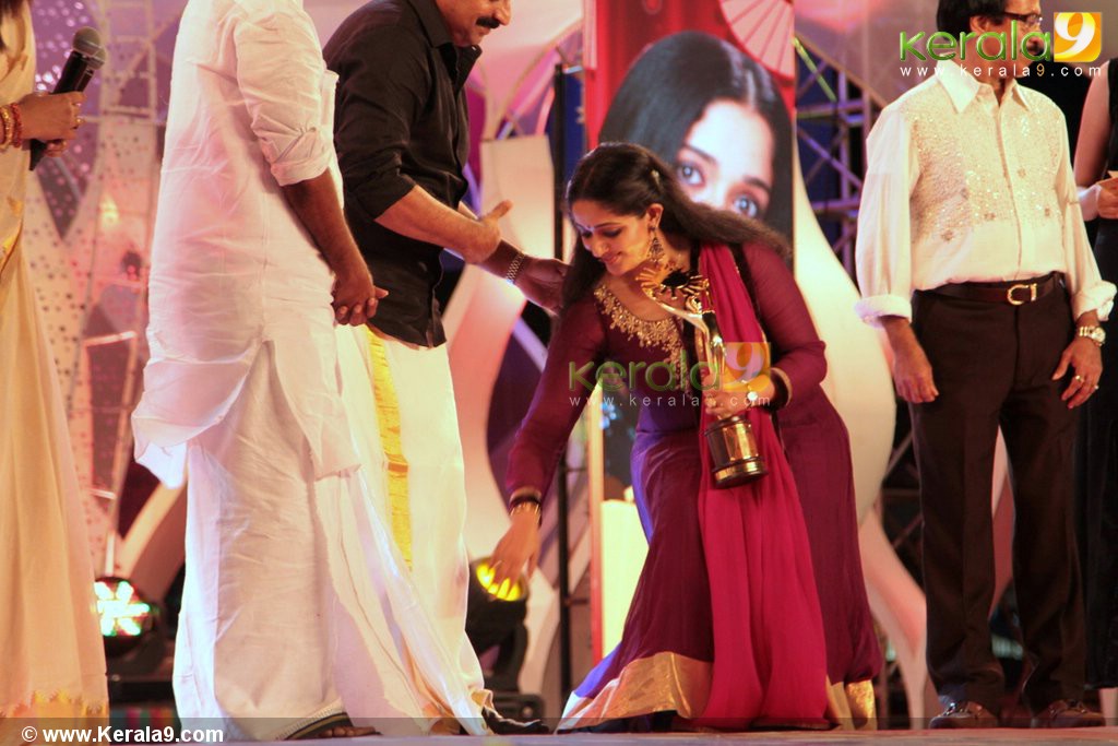 . kavya madhavan at surya tv film awards 2012 pictures