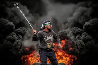 rapaz lançando objetos incendiários contra israelenses