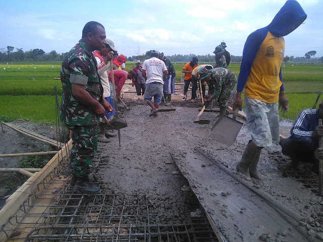 Kasdim Klaten Terjun Langsung Dalam Pengecoran Jembatan TMMD Reg 105  