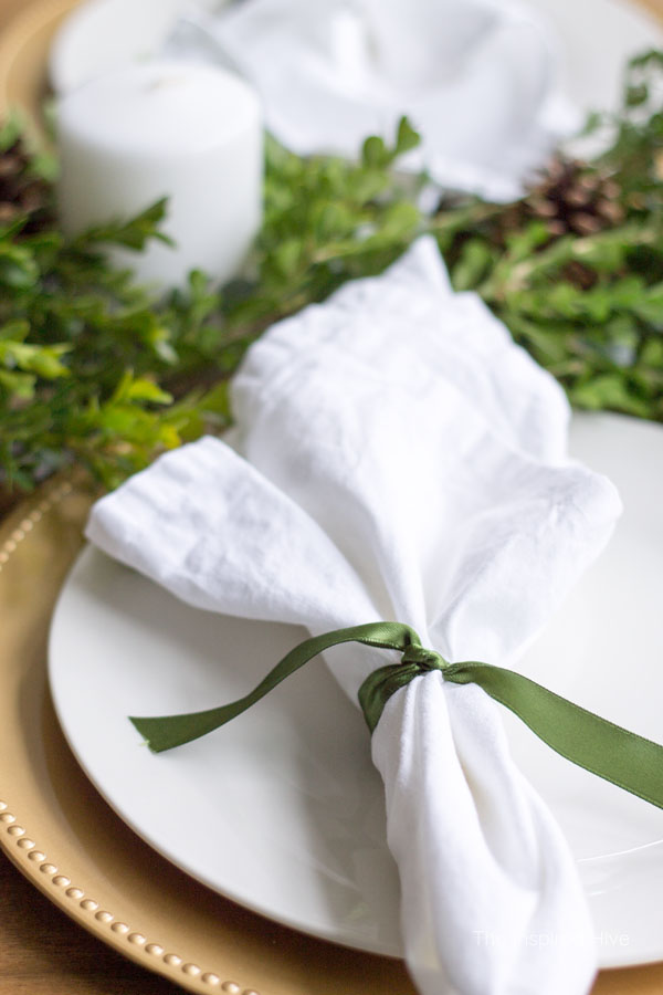 Simple and natural winter tablescape | The Inspired Hive