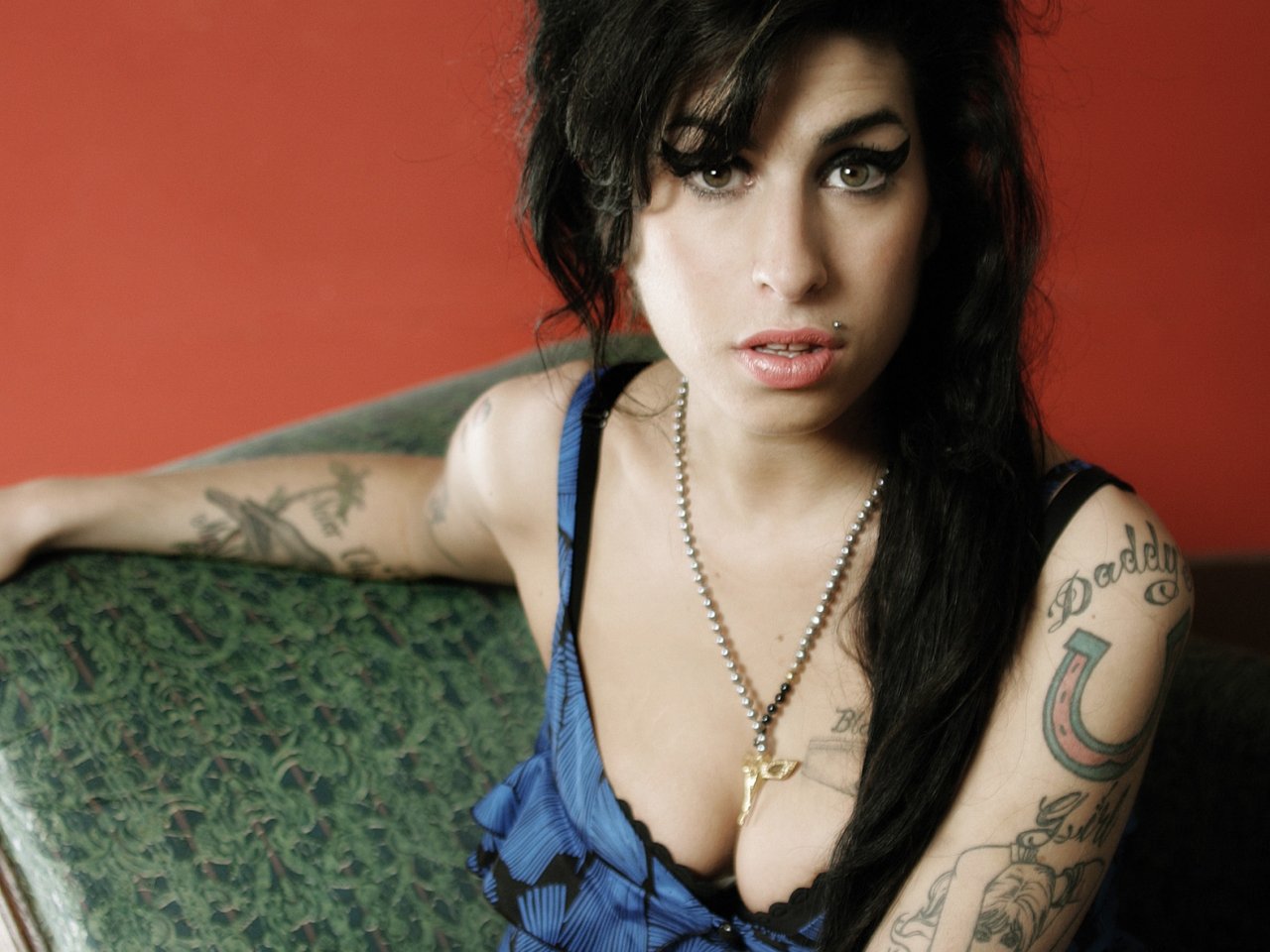 https://1.bp.blogspot.com/-qeSHAhOpg94/TitNVf7JZfI/AAAAAAAAAOQ/A1x44tyIJqQ/s1600/amy+winehouse+-+wallpaper+07.jpg