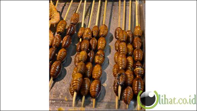 Sate ulat sutera di Donghuamen Night Market
