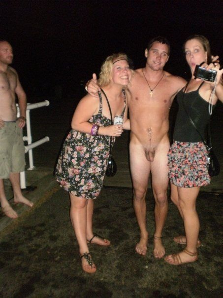 голые парни одетые женщины фото.