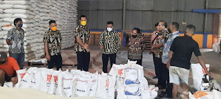 Untung Tamsil Bersama Yohana Hindom Berkunjung Ke Gudang Bulog Untung Tamsil Bersama Yohana Hindom Berkunjung Ke Gudang Bulog
