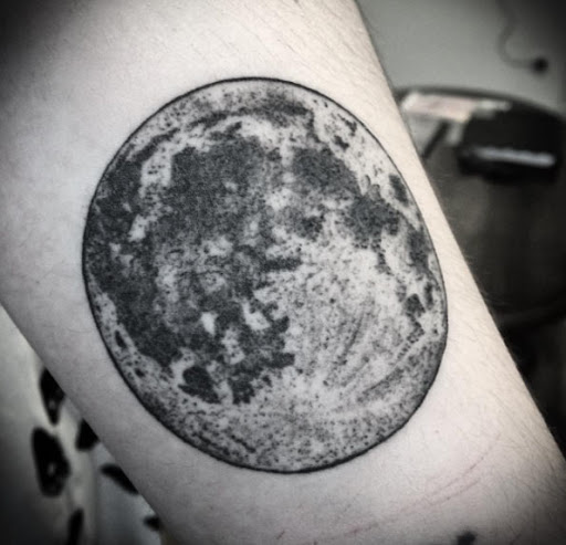 Dieses fantastische full moon tattoo