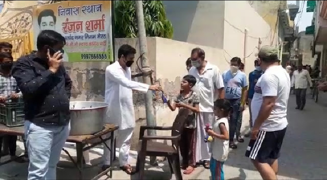 मेरठ जिला कांग्रेस पदाधिकारियों ने बांटा गरीबों का निवाला, लिया ये बड़ा निर्णय 3 WhatsApp%2BImage%2B2020 04 30%2Bat%2B6.40.05%2BPM