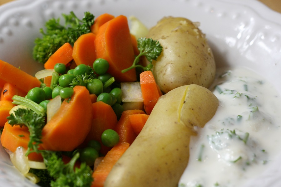 Sekundentakt: Kartoffeln mit Erbsen-Möhren-Gemüse und Kräuterjoghurt