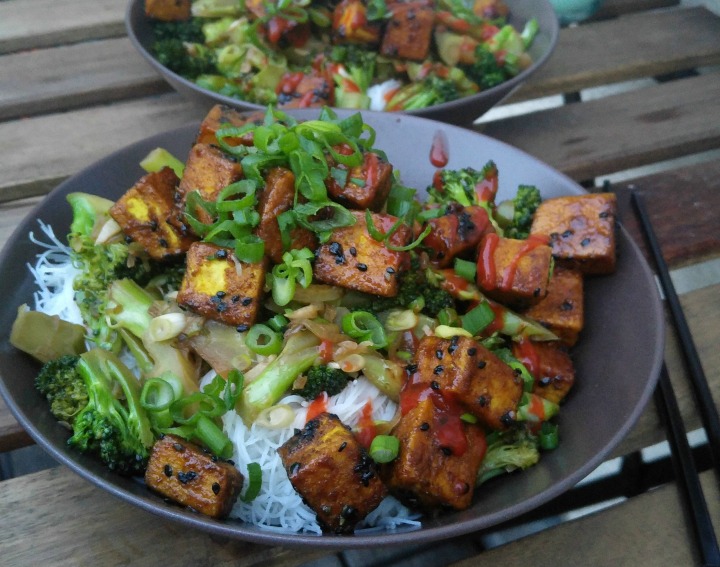 TYFE: Scharfer Sesam-Tofu mit Knoblauch-Brokkoli und Glasnudeln TYFE: Scharfer Sesam-Tofu mit Knoblauch-Brokkoli und Glasnudeln