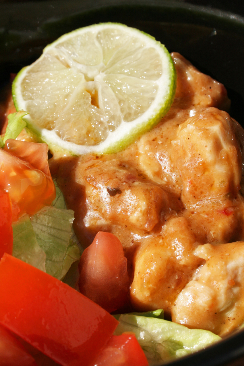 En liten chili Kyckling i jordnötssås med smak av chili och lime