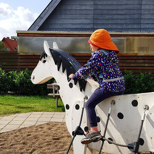 Pippi Langstrumpf, Kunst für Kinder und ein Besuch im Zoo: Ein toller Tag in und um Vejen. Einmal auf dem "Kleinen Onkel" reiten!