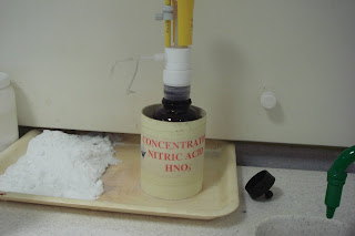 Laboratuvarda nitrik asit.