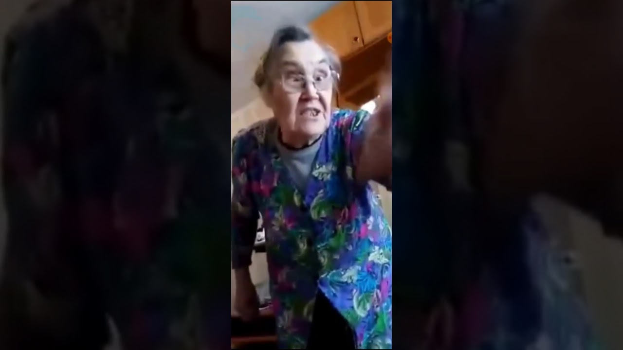 Бабка внучка видео. Кричащая бабушка.