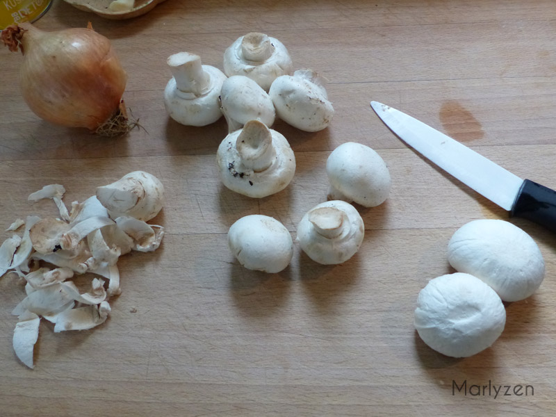 Epluchez les champignons.