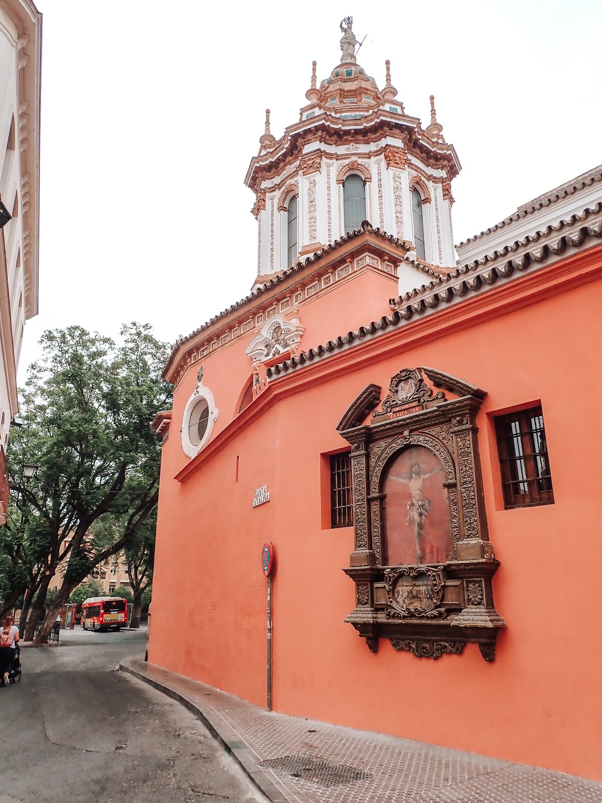 Église dans la ville de Séville en Andalousie, en Espagne avec une architecture dorée, orange et blanche et le Christ représenté sur le mur de l'église