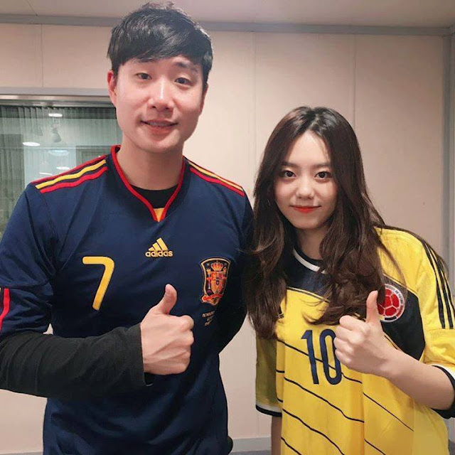 [연예] [움짤]         축구 유니폼 입은 김소혜 -  와이드섬