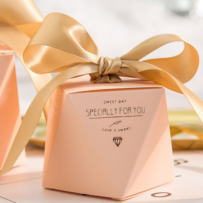 Pretty treat box | Chocolate covered treats, Food gift box, Cake decorating  tips