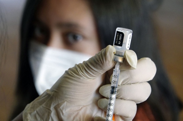 Aprueban tercera dosis de vacuna Pfizer para mayores de 18 años