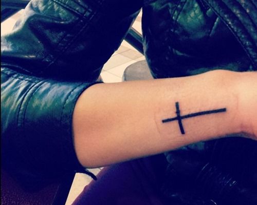 Tatuajes de cruces femeninas - Belagoria | la web de los tatuajes