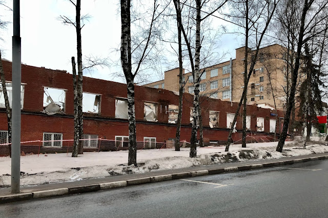 улица Кржижановского, 2-й Механической завод в процессе сноса, швейная фабрика «Фирма "Черёмушки"» (Швейное объединение «Черёмушки»)