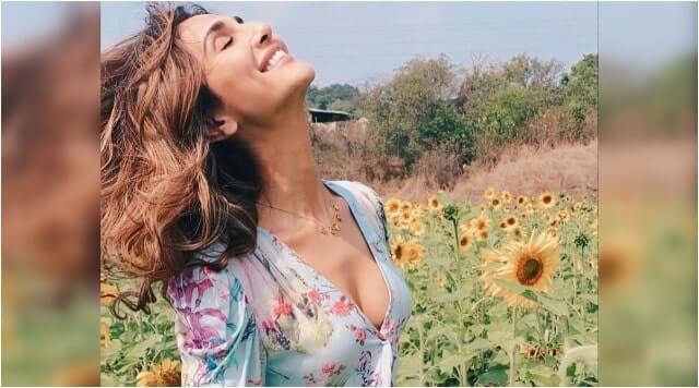 Vaani Kapoor Enjoying In Sunflowers Garden And Feeling Wild And Messy.