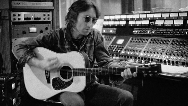 John Lennon grabando con su guitarra en el estudio 1980