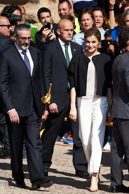 Queen Letizia visits City Hall and House of Culture of Villanueva de los Infantes. Queen Letizia wore Zara Coat and Magrit Sandals.