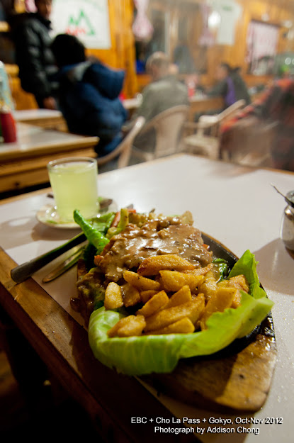 Chicken Sizzling in Namche Bazaar Chicken Sizzling in Namche Bazaar