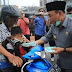 Kurangi Dampak Kabut Asap, Bupati Labuhanbatu Membagikan Masker Kepada Masyarakatnya 