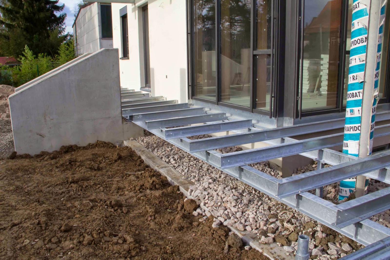 Flederhaus: Schlosser-Arbeiten an Terrasse und Balkon, Hof bereit für