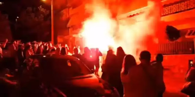 Συγκέντρωση τύπου ιερά εξέτασης από ορδές «φιλόζωους» με καπνογόνα έξω από το σπίτι του καθηγητή Συγκέντρωση τύπου ιερά εξέτασης από ορδές «φιλόζωους» με καπνογόνα έξω από το σπίτι του καθηγητή