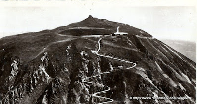 Photo ancienne noir et blanc : sommet du Puy-de-Dôme.