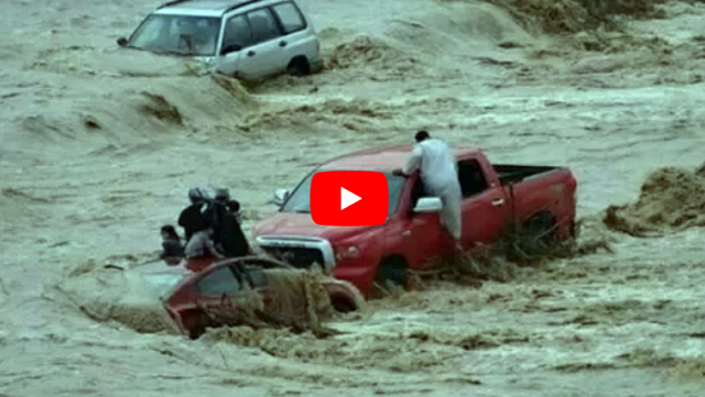 Innalillahi, Jeddah Diterjang Banjir Besar, Jalanan Berubah Jadi Sungai, Penerbangan Umroh Terganggu, Lihat Videonya!
