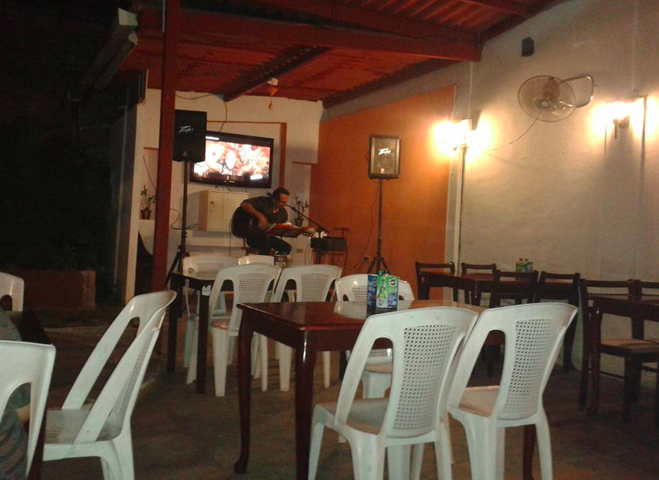 DiVagando Mango's Bar & Grill