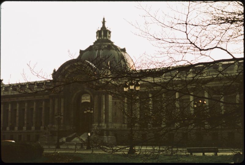 25 Fascinating Photos Capture Street Scenes of Paris in 1980 Vintage