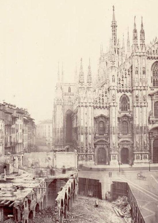 milanoneisecoli Il coperto dei Figini (quando rallegrava piazza Duomo)