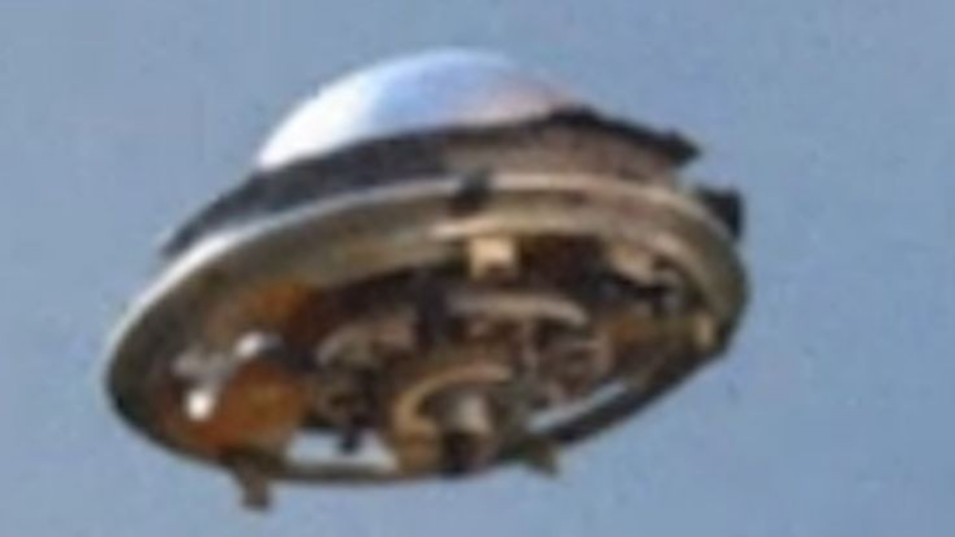 Silver Flying Disk Video That Looks Very Convincing UFO Sightings