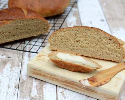 How to Make Swedish Rye Bread in a Bread Machine or By Hand ♥ KitchenParade.com, the traditional recipe, slightly sweet, bright with orange, anise and caraway. Recipes, many insider tips, nutrition and Weight Watchers points included.