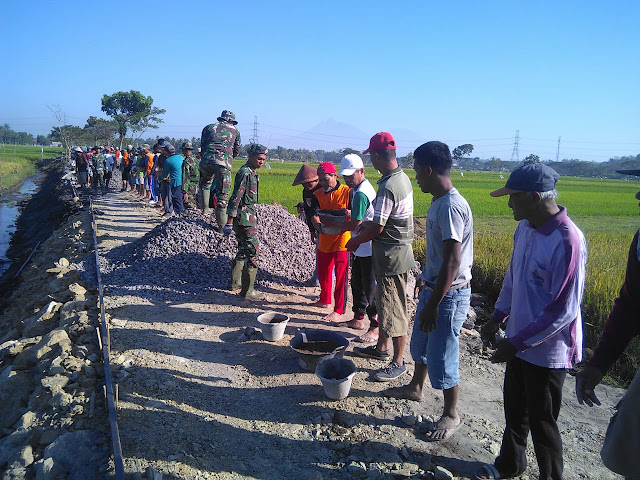 Inilah Gotong Royong Yang Ditunjukan  TNI Bersama Warga Pada TMMD Reg 105