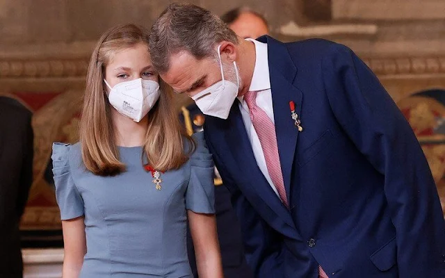 Queen Letizia wore a new pink plated teja dress from Moises Nieto, Crown Princess Leonor wore a new blue vitoria dress from Vogana