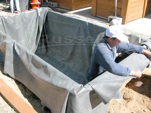 Lắp đặt màng chống thấm HDPE vào khung