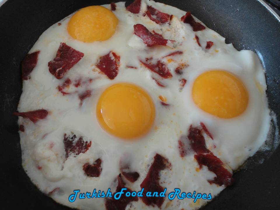 Turkish Food & Recipes Eggs with Pastrami (Pastirmali Yumurta)