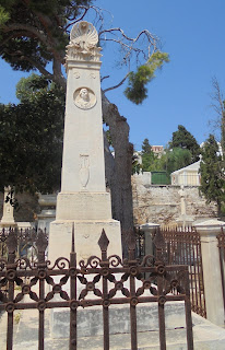 το ταφικό μνημείο της οικογένειας Λασκαρίδου στο ορθόδοξο νεκροταφείο του αγίου Γεωργίου στην Ερμούπολη