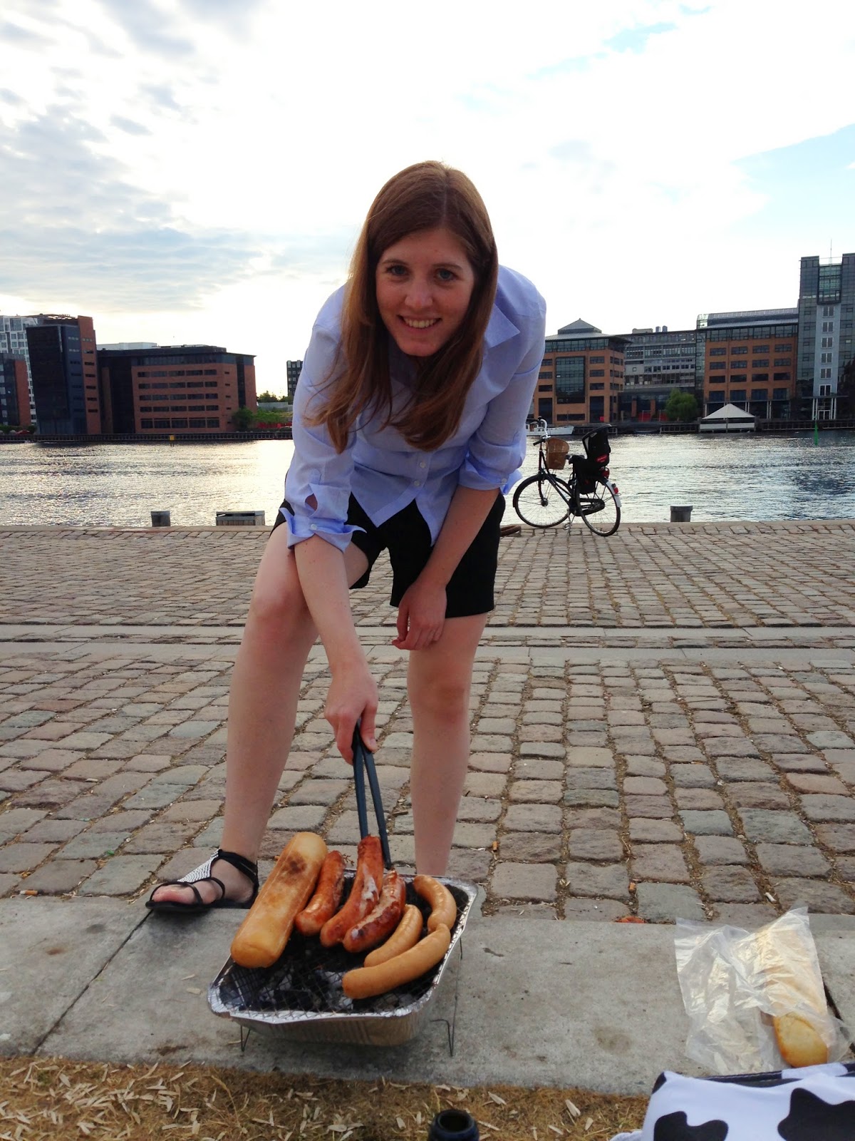 Grill på Bryggen Grill, hygge, veninder, sommer, 2013, bryggen, islands brygge, engangsgrill, øl, pølse, grillmad