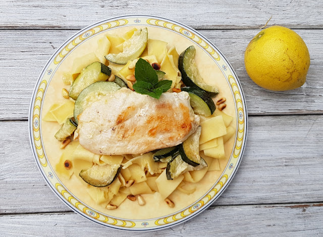 Rezept: Hähnchenschnitzel in milder Zucchini-Zitronensauce. Schnell und einfach zuzubereiten, und das leichte Sommer-Gericht schmeckt der ganzen Familie.