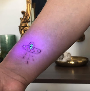 Tatuajes que brillan en la oscuridad