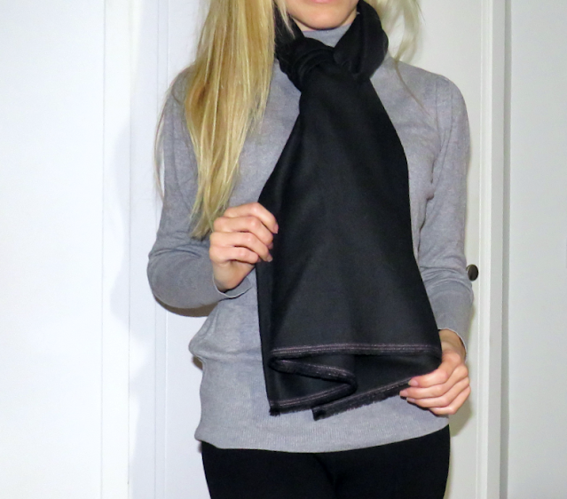 Pashmina negra atada con nudo al cuello