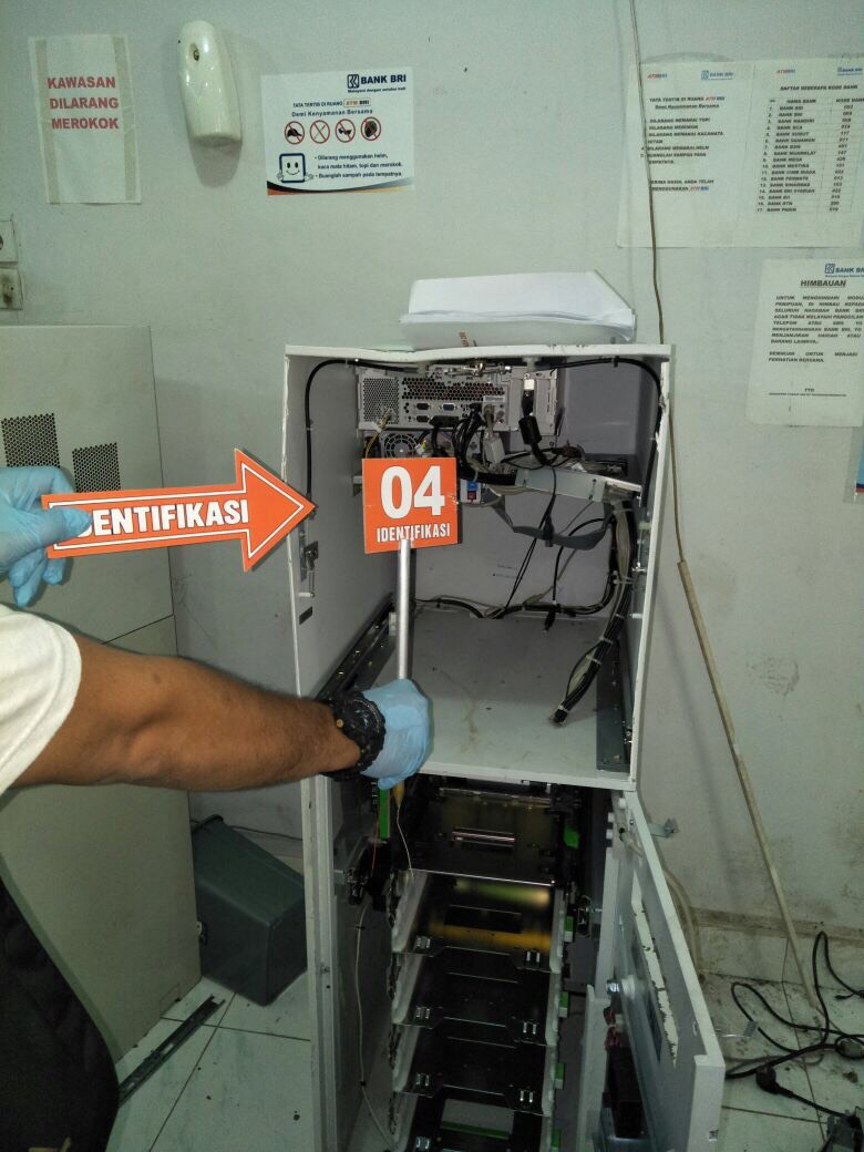 Mesin ATM yang dibobol kawanan perampok. Mesin ATM yang dibobol kawanan perampok.