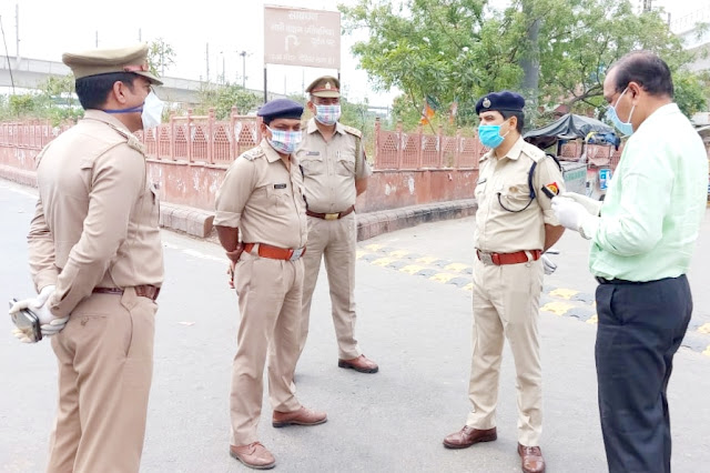 Ghaziabad: डीएम, एसएसपी ने जांची विभिन्न क्षेत्रों व हाॅटस्पाट केन्द्रों की व्यवस्था 3 20200513 192242