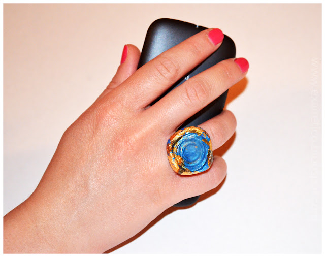 Δαχτυλίδι με υγρό γυαλί, χαρτοπολτό (papier-mache) σε μπλε απόχρωση.