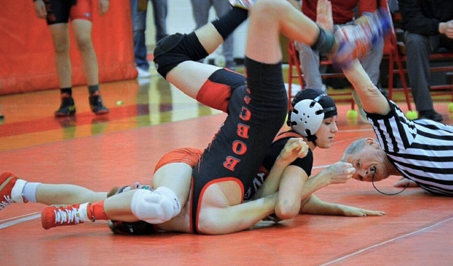 Boys wrestling in bed. Женский реслинг и бокс. Sasha banks defeated. Woman wrestling man. Стинг бред хард халк хоган.